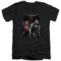 Batman v Superman Stand Off Men's 30/1 Cotton Slim V-Neck T-Shirt